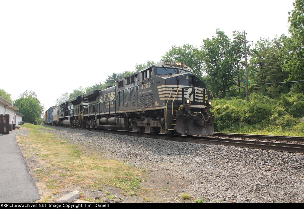 NS 4062 leads 30A